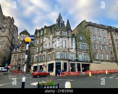 Motel One Hotel an der Market Street in der Nähe der Cockburn Street. Edinburgh, Schottland, Vereinigtes Königreich. März 2024. Stockfoto