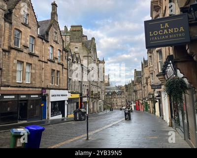 Blick auf die Cockburn Street. Edinburgh, Schottland, Vereinigtes Königreich. März 2024. Stockfoto