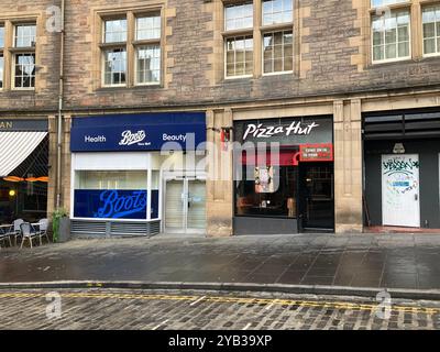 Boots Chemiker und Pizza Hut in der Cockburn Street. Edinburgh, Schottland, Vereinigtes Königreich. März 2024. Stockfoto