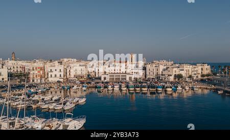 Mola di Bari, Italien - 23. August 2024: Fantastischer Blick auf den wunderschönen Hafen mit Fischerbooten Stockfoto