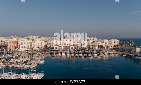 Mola di Bari, Italien - 23. August 2024: Fantastischer Blick auf den wunderschönen Hafen mit Fischerbooten Stockfoto