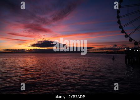 Seattle, USA. September 2023. Sonnenuntergang am Pier 56 entlang des Ufers. Stockfoto