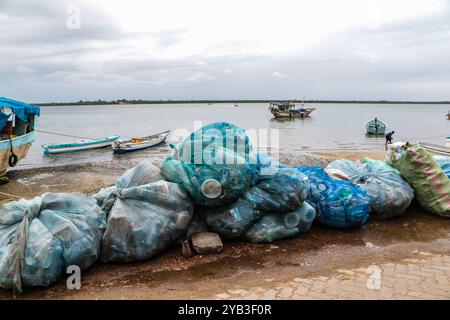 Lamu, Kenia. Oktober 2024. Plastikabfälle, die in Netzen am Ufer des Indischen Ozeans in Lamu gefunden wurden. Quelle: SOPA Images Limited/Alamy Live News Stockfoto