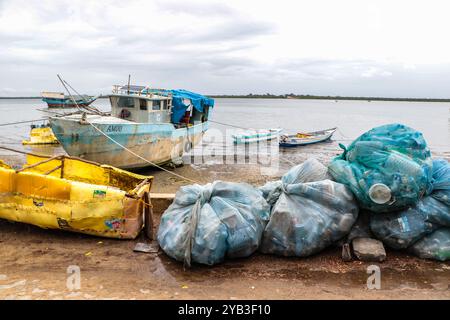 Lamu, Kenia. Oktober 2024. Plastikabfälle, die in Netzen am Ufer des Indischen Ozeans in Lamu gefunden wurden. Quelle: SOPA Images Limited/Alamy Live News Stockfoto