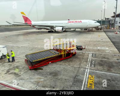 Flughafen Barajas, Madrid, Spanien, Juan Carlos I; Modell, Iberia Airbus A330-302 Stockfoto