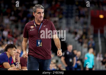 Zagreb, Kroatien. Oktober 2024. Cheftrainer von Barca Antonio Carlos Ortega sieht sich beim fünften Spiel der EHF Champions League Gruppe B zwischen dem HC Zagreb und Barca am 16. Oktober 2024 in Zagreb, Kroatien, an. Foto: Igor Kralj/PIXSELL Credit: Pixsell/Alamy Live News Stockfoto