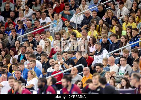 Zagreb, Kroatien. Oktober 2024. Fans in den Tribünen beim fünften Spiel der EHF Champions League Gruppe B zwischen dem HC Zagreb und Barca in der Arena Zagreb am 16. Oktober 2024 in Zagreb, Kroatien. Foto: Igor Kralj/PIXSELL Credit: Pixsell/Alamy Live News Stockfoto