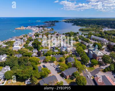 Atlantikviertel aus der Vogelperspektive entlang der Küste in der Nähe von Nantasket Beach im historischen Stadtzentrum von Hull, Massachusetts MA, USA. Stockfoto