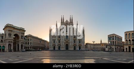 Ein Bild von der Piazza del Duomo bei Sonnenaufgang, mit dem Duomo di Mailand oder der Mailänder Kathedrale in der Mitte, der Galleria Vittorio Emanuele II auf der linken Seite Stockfoto