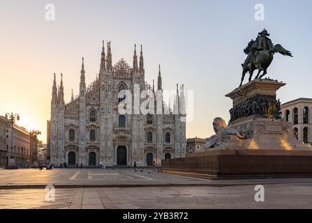 Ein Bild der Piazza del Duomo bei Sonnenaufgang, mit dem Duomo di Mailand oder der Mailänder Kathedrale auf der linken Seite und der Statue Vittorio Emanuele II auf der rechten Seite Stockfoto