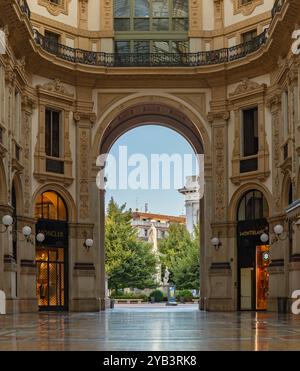 Ein Bild der Leonardo da Vinci-Statue an der Piazza della Scala aus der Galleria Vittorio Emanuele II Stockfoto