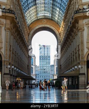 Ein Bild des Terrazza Martini-Gebäudes aus der Galleria Vittorio Emanuele II Stockfoto