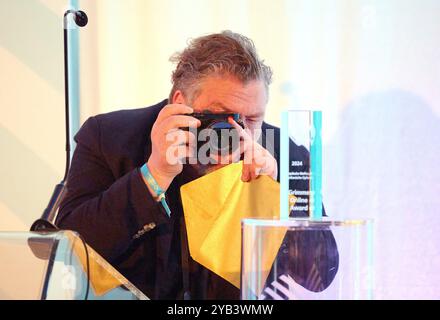 Marl, Deutschland. Oktober 2024. Grimme Online Award 2024: Schauspieler Armin Rohde fotografiert den Grimme Online Award als Preisträger in der Kategorie „Information“. Seit 2001 zeichnet das Grimme-Institut hochwertige journalistische Online-Angebote aus. Quelle: Bernd Thissen/dpa/Alamy Live News Stockfoto