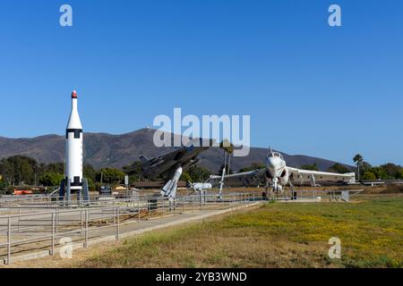 Grumman EA-6B Prowler, ein Tomcat-Kampfflugzeug und eine Polaris-U-Boot-Rakete im Point Mugu Missile Park, Kalifornien, USA Stockfoto