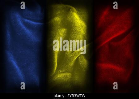 Abbildung der rumänischen Flagge (blaues Gold und rot) auf einem strukturierten dunklen Hintergrund aus Stoff, der die rumänische Nation repräsentiert Stockfoto