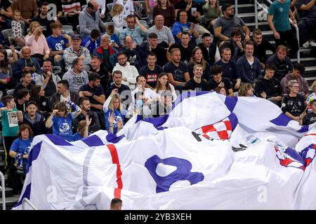 Zagreb, Kroatien. Oktober 2024. Fans in den Tribünen beim fünften Spiel der EHF Champions League Gruppe B zwischen dem HC Zagreb und Barca in der Arena Zagreb am 16. Oktober 2024 in Zagreb, Kroatien. Foto: Igor Kralj/PIXSELL Credit: Pixsell/Alamy Live News Stockfoto