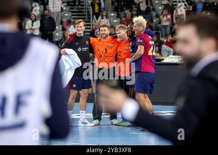 Zagreb, Kroatien. Oktober 2024. Spieler von Barca feiern Afer, der am 16. Oktober 2024 in Zagreb in der Arena Zagreb in der Gruppe B in der 5. Runde der EHF Champions League zwischen dem HC Zagreb und Barca gewonnen hat. Foto: Igor Kralj/PIXSELL Credit: Pixsell/Alamy Live News Stockfoto