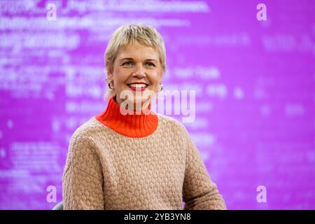 Frankfurt/Main, Deutschland. Oktober 2024. 76. Frankfurter Buchmesse / Frankfurter Buchmesse 2024: Cordula Stratmann, deutsche Komikerin, Schauspielerin und Schriftstellerin, spricht auf der literarischen Bühne der ARD/ZDF/3sat über ihr Buch „Wo war ich stehen bleiben?“ Grübeleien und Geistesblitze (dtv, DE, 2024). Quelle: Christian Lademann/LademannMedia/Alamy Live News Stockfoto