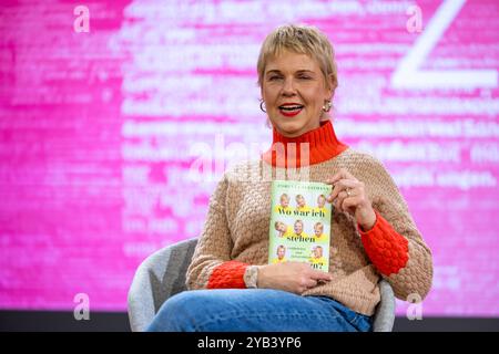 Frankfurt/Main, Deutschland. Oktober 2024. 76. Frankfurter Buchmesse / Frankfurter Buchmesse 2024: Cordula Stratmann, deutsche Komikerin, Schauspielerin und Schriftstellerin, spricht auf der literarischen Bühne der ARD/ZDF/3sat über ihr Buch „Wo war ich stehen bleiben?“ Grübeleien und Geistesblitze (dtv, DE, 2024). Quelle: Christian Lademann/LademannMedia/Alamy Live News Stockfoto