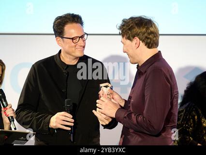 Marl, Deutschland. Oktober 2024. Grimme Online Award 2024: Thilo von Debschitz (l) und Tim Siegert, Gewinner in der Kategorie „Kultur und Unterhaltung“ für „Curt Bloch und Het Onderwater-Cabaret“, freuen sich über ihre Auszeichnung. Seit 2001 zeichnet das Grimme-Institut hochwertige journalistische Online-Angebote aus. Quelle: Bernd Thissen/dpa/Alamy Live News Stockfoto