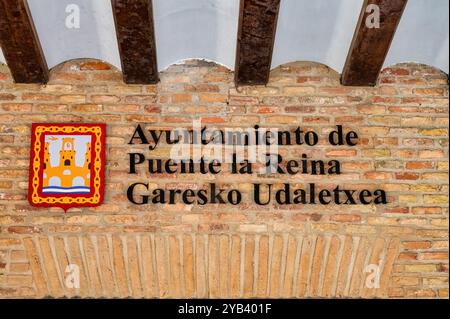 Puente La Reina, Spanien - 22. Mai 2024: Das Schild für das Rathaus von Puente la Reina in Spanien Stockfoto