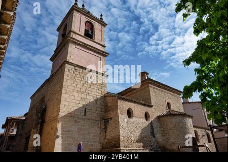 Puente La Reina, Spanien – 22. Mai 2024: Turm der Kirche St. Peter des Apostels im Dorf Puente La Reina Stockfoto