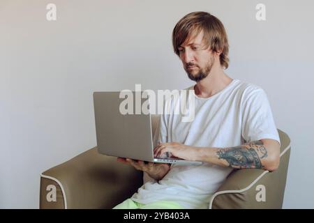 Porträt eines Mannes, der an einem Laptop arbeitet. Hochwertige Fotos Stockfoto