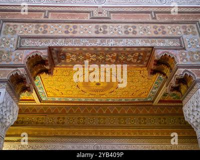 Detail einer hölzernen gemalten und eingelegten Decke einer Alkove des Grand Riad (dar Si Moussa) des Bahia Palace, Marrakesch Stockfoto