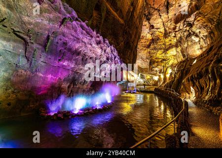 Höhlen von Mira de Aire, Grutas de Mira de Aire in Leiria, Portugal. Eine Reihe von Kalksteinhöhlen in Porto de Mos, Leiria. Moinhos Velhos Stockfoto