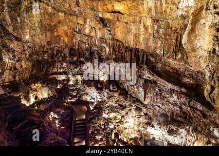 Höhlen von Mira de Aire, Grutas de Mira de Aire in Leiria, Portugal. Eine Reihe von Kalksteinhöhlen in Porto de Mos, Leiria. Moinhos Velhos Stockfoto