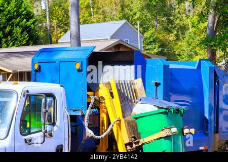 Bei der Abfallentsorgung durch kommunale Reinigungsdienste wird gemischter Hausmüll auf Müllwagen geladen. Stockfoto