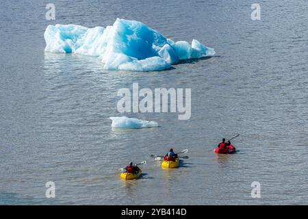 Eine Gruppe von Touristen paddelt in Kajaks zwischen Eisbergen, Gletschersee Fjallsárlón, Gletscher Fjallsjökull, Teil des Vatnajökull Gletschers, Island Stockfoto