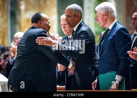 Washington, Usa. Oktober 2024. Martin Luther King III (L) begrüßt den ehemaligen Präsidenten Barack Obama (C), nachdem er am Mittwoch, den 16. Oktober 2024, in der Cathedral of St. Matthew the Apostle in Washington DC bei einer Gedenkfeier für Ethel Kennedy, die Witwe von Robert F. Kennedy, gesprochen hatte. Kennedy starb am 10. Oktober mit 96 Jahren. Foto: Jim Lo Scalzo/UPI Credit: UPI/Alamy Live News Stockfoto