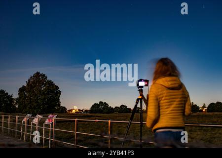 Tsuchinshan-ATLAS Sichtung der Komet Tsuchinshan-ATLAS überflag am 16. Oktober 2024 gegen 20 Uhr die Gropiusstadt im Berliner Bezirk Neukölln, fotografiert vom Landschaftspark Johannesthal in Berlin Adlershof. Berlin Berlin Deutschland  JK19784 *** Tsuchinshan ATLAS die Beobachtung des Kometen Tsuchinshan ATLAS fliegt am 16. Oktober 2024 gegen 20 Uhr über Gropiusstadt im Berliner Stadtteil Neukölln, fotografiert aus dem Johannesthal Landschaftspark in Berlin Adlershof Berlin Berlin Deutschland JK19784 Stockfoto