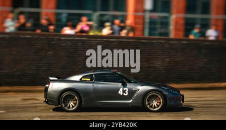 Ein Nissan GT-R R35 wurde beim Coventry MotoFest 2024 auf Herz und Nieren getestet Stockfoto