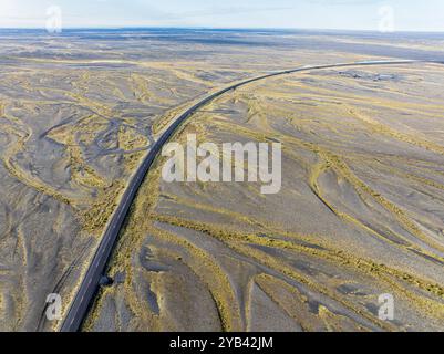 Draufsicht der Ringstraße Nr. 1, überquert die Skeiðarársandur, eine Hochwasserebene, die von Gletscherflüssen im Gebiet von Skaftafell in Island gebildet wurde Stockfoto