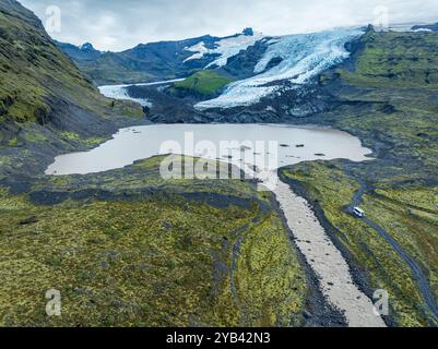 Aus der Vogelperspektive auf den Gletscher Falljökull, eine Gletscherzunge des Vatnajökull-Gletschers, Gletschersee, Island. Stockfoto