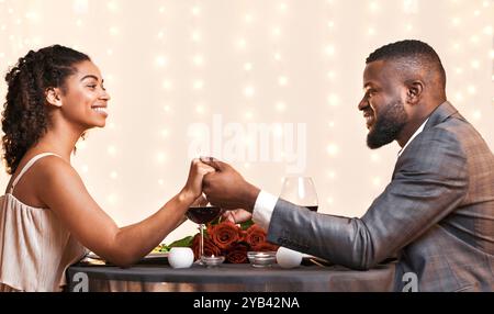Afrikanisches Paar liebt es, valentinstag im Restaurant zu essen Stockfoto