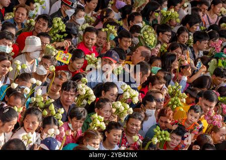 Bang Phli, Samut Prakan, Thailand. Oktober 2024. Tausende von Festivalbesuchern versammelten sich im Wat Bang Phli Yai Nai in der thailändischen Provinz Samut Prakan, um am jährlichen Rab Bua teilzunehmen, auch bekannt als das Lotus Wurffest. Die Festivalbesucher säumten die Kanäle mit Lotusblumen, um sie auf eine Buddha-Statue zu werfen, die in der Nähe des Tempelgeländes auf- und abgetragen wird. (Kreditbild: © Adryel Talamantes/ZUMA Press Wire) NUR REDAKTIONELLE VERWENDUNG! Nicht für kommerzielle ZWECKE! Stockfoto