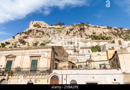 Blick auf die aufsteigende Stadt Scicli, die Stadt des Barocks, Provinz Ragusa, Ostsizilien Stockfoto