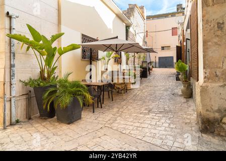 Enge Kopfsteinpflasterstraße im historischen Zentrum von Scicli, barocke Stadt in der Provinz Ragusa, Ostsizilien, Italien Stockfoto