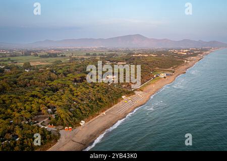 Aus der Vogelperspektive auf die Baia Domizia in der Region Kampanien, Italien. Berühmtes Touristenziel in der Nähe von Neapel. Stockfoto
