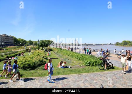 Freizeit- und Entspannungszeit in der Nähe des Flusses Garonne in Bordeaux. Bordeaux, Gironde, Nouvelle Aquitaine, Frankreich, Europa. Foto: Hugo Martin/Al Stockfoto