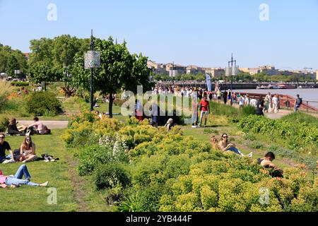 Freizeit- und Entspannungszeit in der Nähe des Flusses Garonne in Bordeaux. Bordeaux, Gironde, Nouvelle Aquitaine, Frankreich, Europa. Foto: Hugo Martin/Al Stockfoto