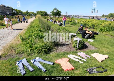 Freizeit- und Entspannungszeit in der Nähe des Flusses Garonne in Bordeaux. Bordeaux, Gironde, Nouvelle Aquitaine, Frankreich, Europa. Foto: Hugo Martin/Al Stockfoto