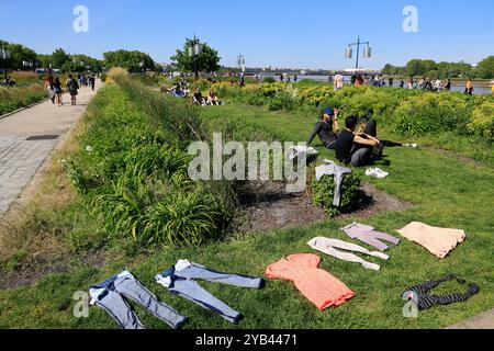 Freizeit- und Entspannungszeit in der Nähe des Flusses Garonne in Bordeaux. Bordeaux, Gironde, Nouvelle Aquitaine, Frankreich, Europa. Foto: Hugo Martin/Al Stockfoto