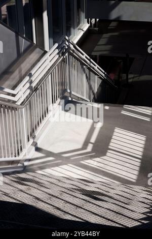 Licht und Schatten auf einer Treppe in einem Bahnhof. Stockfoto