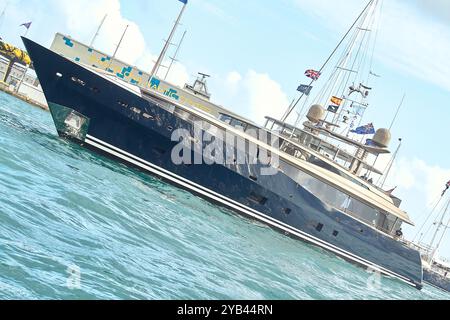 Barcelona, Spanien, 16.10.2024, 2024 America's Cup - Barcelona, Spanien Round Robin Race 5-6 AC37: Eine wunderschöne Superyacht von Anhängern der Kiwi FOTO: © Alexander Panzeri/PPL Stockfoto