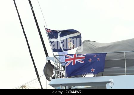 Barcelona, Spanien, 16.10.2024, 2024 America's Cup - Barcelona, Spanien Runden-Robin-Rennen 5-6 AC37: Details der Flaggen auf dem Boot der Kiwi-Anhänger FOTO: © Alexander Panzeri/PPL Stockfoto