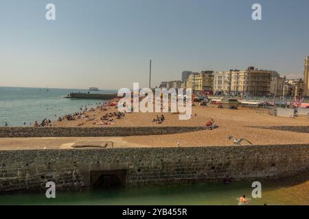 Der Strand von Brighton vom Palace Pier Stockfoto